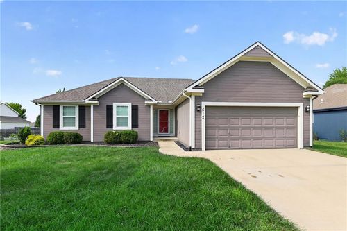 512 E Cheyenne St, Gardner, KS, 66030-8409 | Card Image