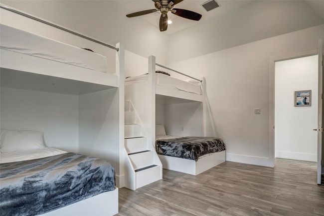 Bunk room - 2 queens over fulls | Image 28