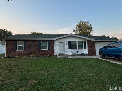 911 N Sunset Dr, Pinckneyville, IL, 62274-1547 | Card Image