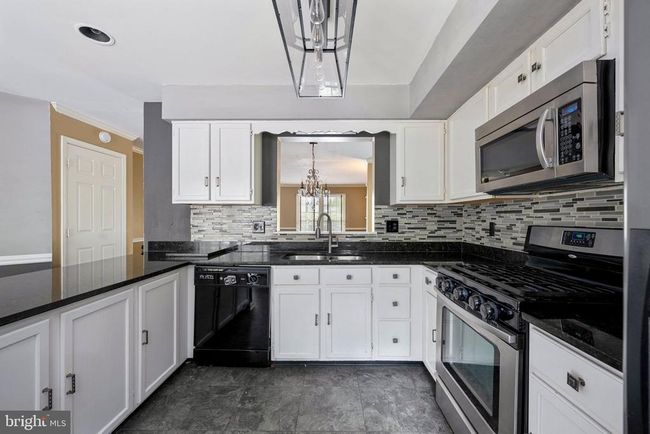 12329 Manchester Way, Townhouse with 3 bedrooms, 4 bathrooms and null parking in WOODBRIDGE VA | Image 12