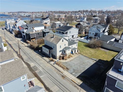 32 Houston Ave, Newport, RI, 02840-8002 | Card Image