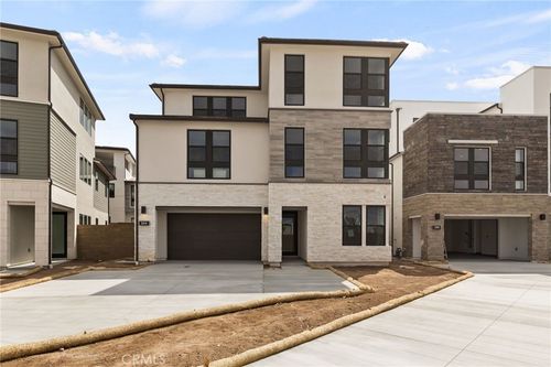 204 Stage, Irvine, CA, 92618 | Card Image