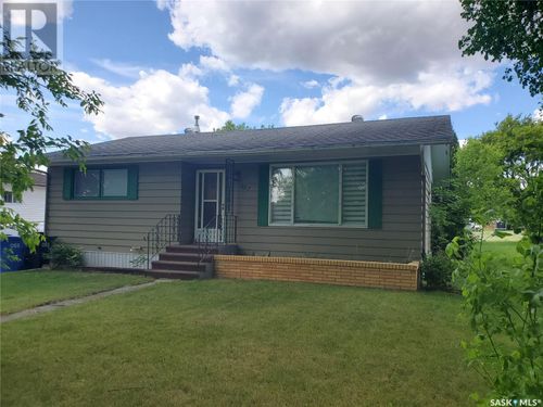 327 Wallace St, Kamsack, SK, S0A | Card Image