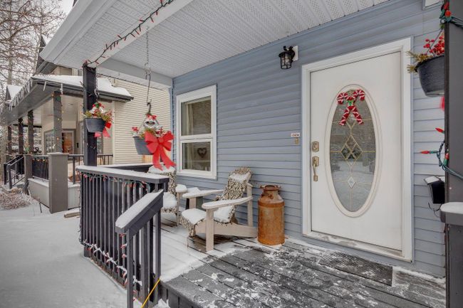 2235 6 Avenue Nw, Home with 2 bedrooms, 2 bathrooms and 1 parking in Calgary AB | Image 3