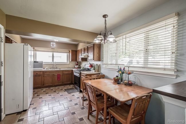 Eat-in kitchen | Image 7