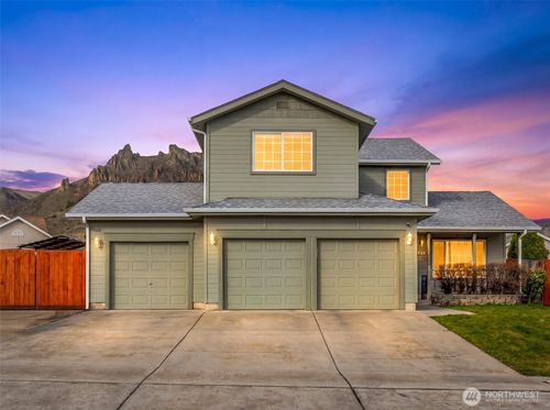 1506 Songbird Ln, Wenatchee, WA, 98801-3695 | Card Image