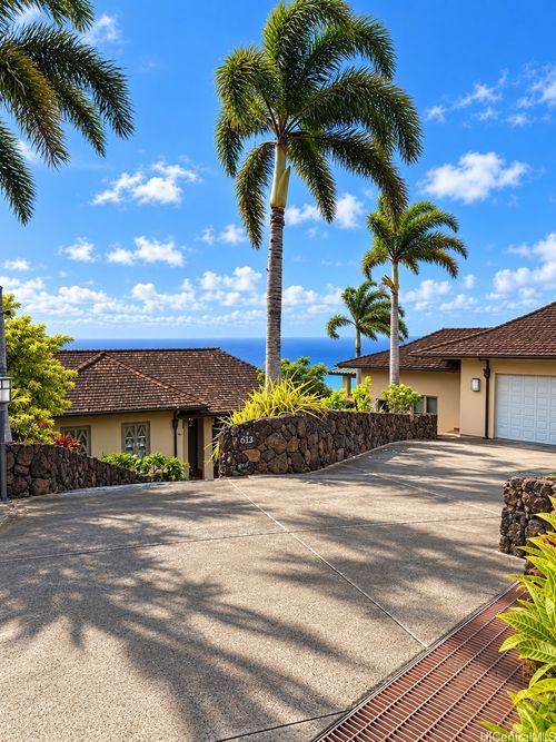 613 Moaniala St, Honolulu, HI, 96821-2573 | Card Image