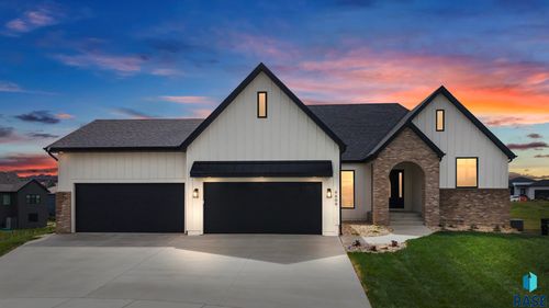 6609 E Hawker Cir, Sioux Falls, SD, 57110-6334 | Card Image