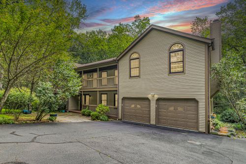 27 Blackberry Dr E, Stamford, CT, 06903-1233 | Card Image
