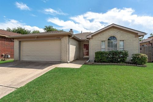 1928 Overland Street, Fort Worth, TX, 76131 | Card Image