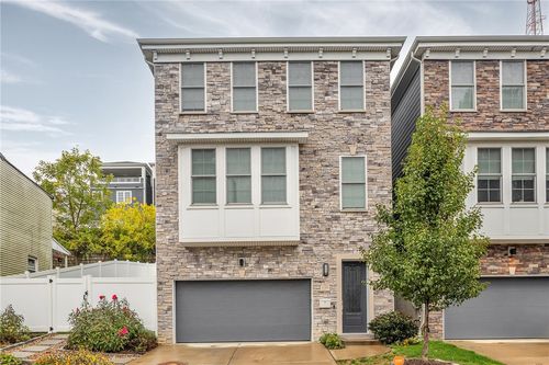 220 Seward St, Mt Washington, PA, 15211-1038 | Card Image