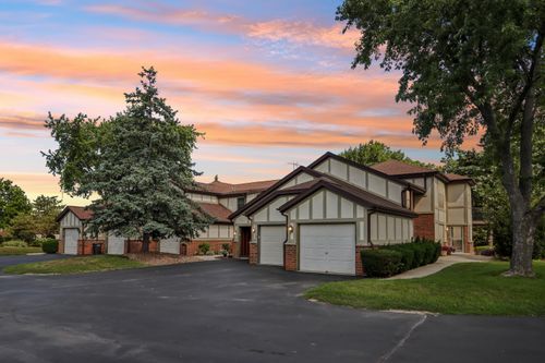 8108 S Forest Hills Cir, Franklin, WI, 53132-9605 | Card Image