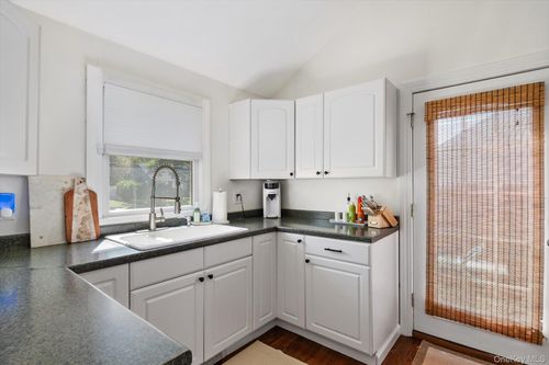 812 Pine Ave, West Islip, NY, 11795-2716 | Card Image