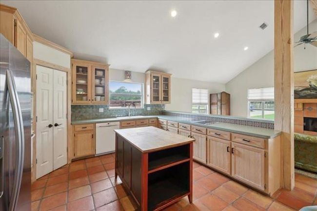 1010 Yaupon Trl, House other with 5 bedrooms, 3 bathrooms and 3 parking in Sour Lake TX | Image 9