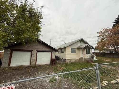 1402 Swan Ave, Yakima, WA, 98902-1950 | Card Image