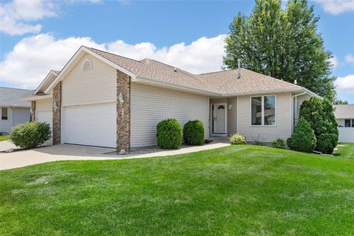 819 Winterberry Pl Ne, Cedar Rapids, IA, 52402-7340 | Card Image