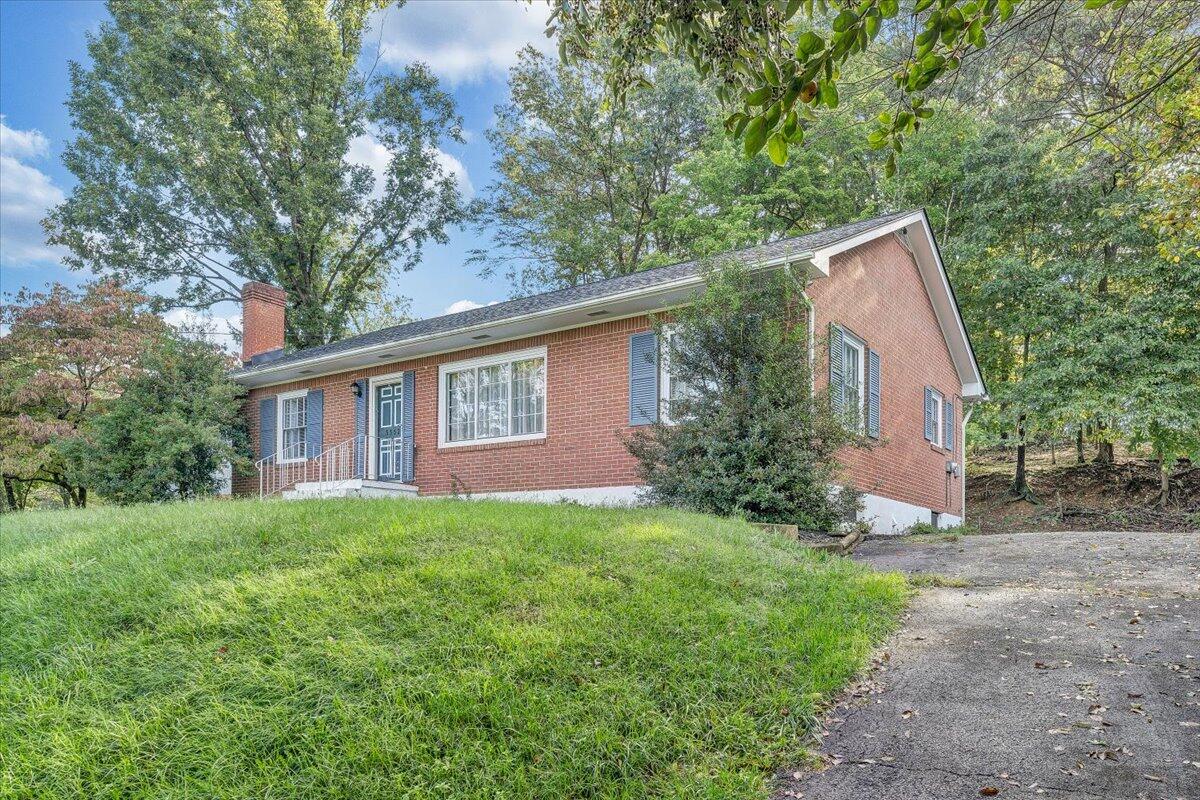 Colonial Ave, Roanoke, VA 24018