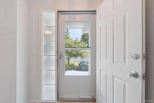 5128 Sandalwood Cir, Grand Blanc, MI, 48439-4267 | Card Image