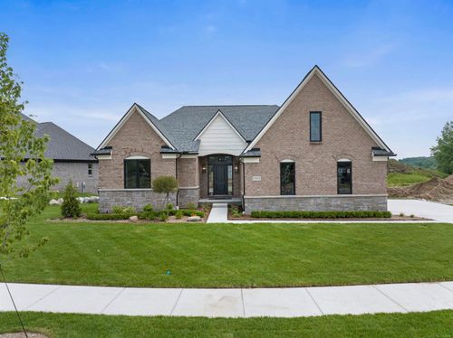 55609 Laurel Oaks Ln, Utica, MI, 48315-6711 | Card Image