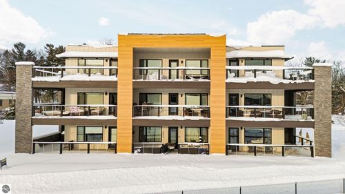 3c-225 E Seventeenth Street, Traverse City, MI, 49684 | Card Image