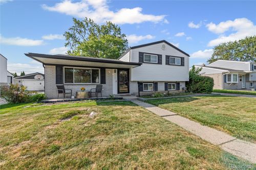 2240 Camel Dr, Sterling Heights, MI, 48310-5218 | Card Image