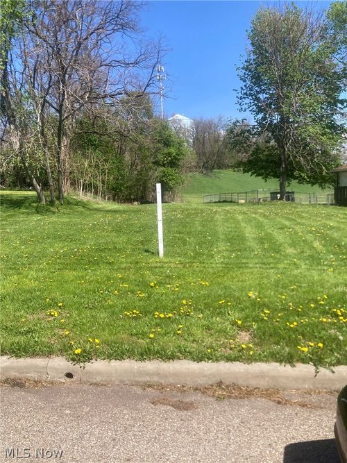 255 Glenn St, Barberton, OH, 44203-1565 | Card Image