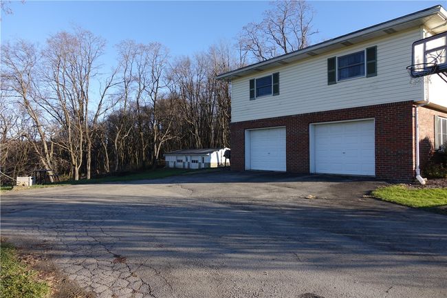 Oversized 2 car garage and expansive driveway | Image 28