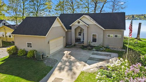 5550 Cozy Point Dr, Newaygo, MI, 49337-8708 | Card Image