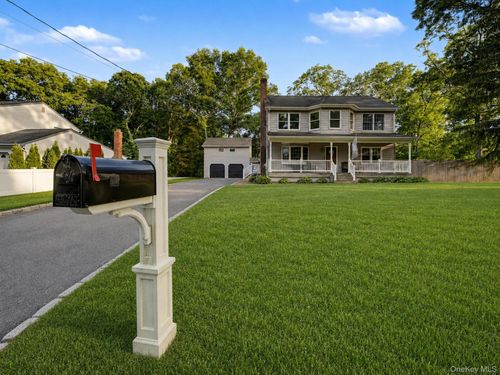 20 Richmond Blvd, Lake Grove, NY, 11755-2752 | Card Image
