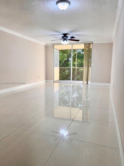 304 - 8333 Lake Dr, Condo with 1 bedrooms, 1 bathrooms and null parking in Doral FL | Image 3