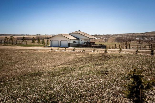 80131 434 Avenue W, Home with 3 bedrooms, 3 bathrooms and 2 parking in Rural Foothills County AB | Image 2