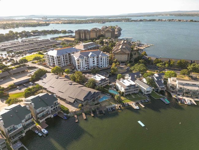 102 - 104 Cove E, Condo with 3 bedrooms, 2 bathrooms and null parking in Horseshoe Bay TX | Image 5