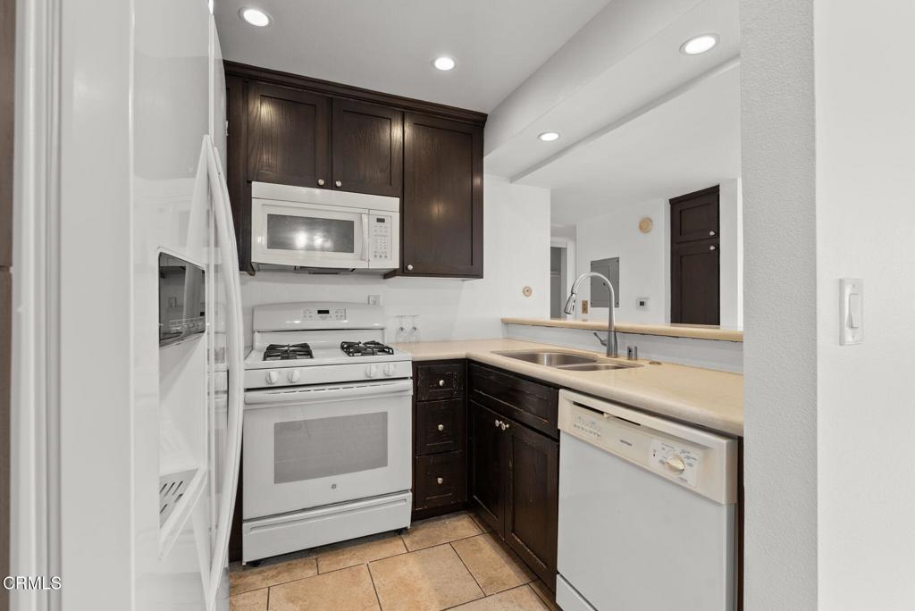 Residential Lease in Encino 5