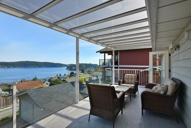 644 Gibsons Way, House other with 4 bedrooms, 4 bathrooms and null parking in Gibsons BC | Image 4