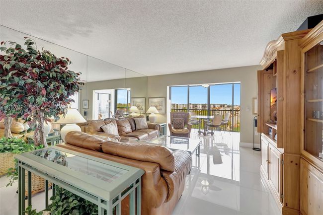 APT-908 - 2334 S Cypress Bend Dr, Condo with 3 bedrooms, 2 bathrooms and null parking in Pompano Beach FL | Image 5