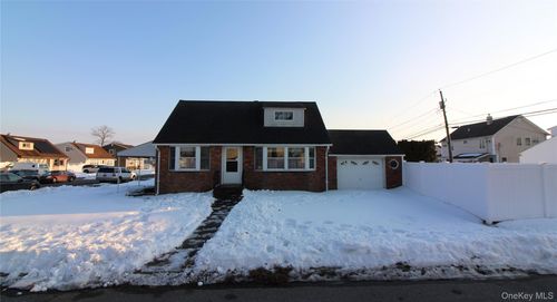 76 Vincent Rd, Hicksville, NY, 11801-1910 | Card Image