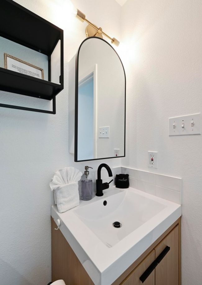 The primary ensuite also boasts an updated contemporary vanity and designer finishes. | Image 25