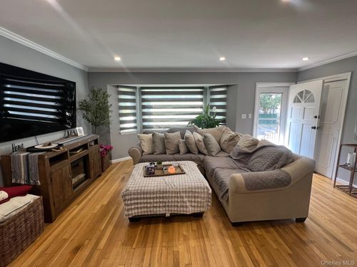 49 Catalpa St, North Babylon, NY, 11703-2804 | Card Image