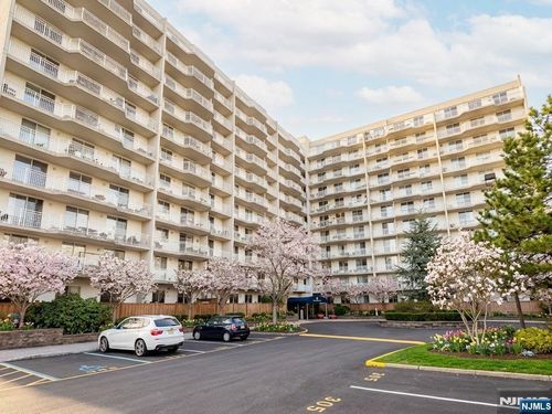 1055 River Rd, Edgewater, NJ, 07020-1364 | Card Image