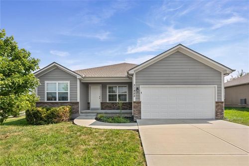 31855 W 171st St, Gardner, KS, 66030-8216 | Card Image