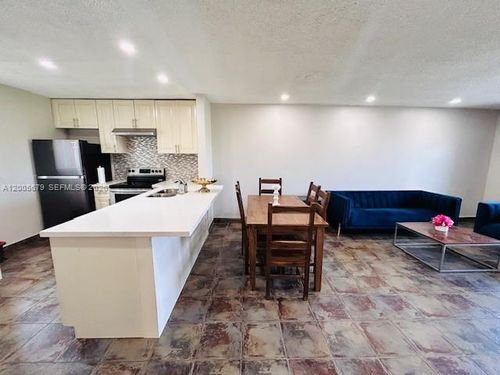 g404-7740 Camino Real, Miami, FL, 33143-7118 | Card Image