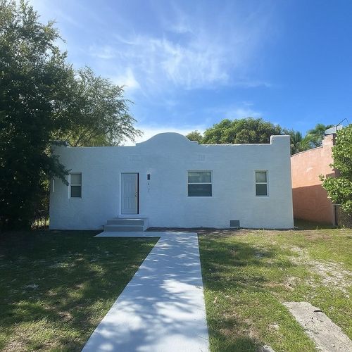 147 Ne 68th St, Miami, FL, 33138-5423 | Card Image