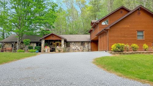 217 Seaton Dr, Gatlinburg, TN, 37738-5931 | Card Image