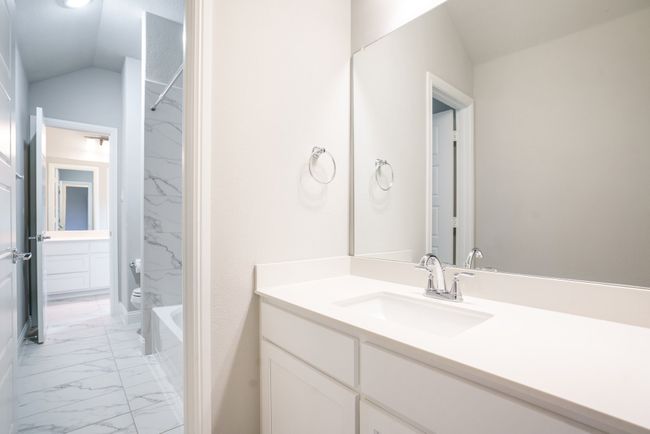 Upstairs ensuite bath 1 | Image 30