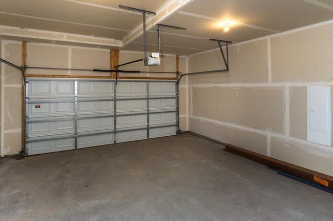 Garage w/ Tandem 3rd Stall | Image 36