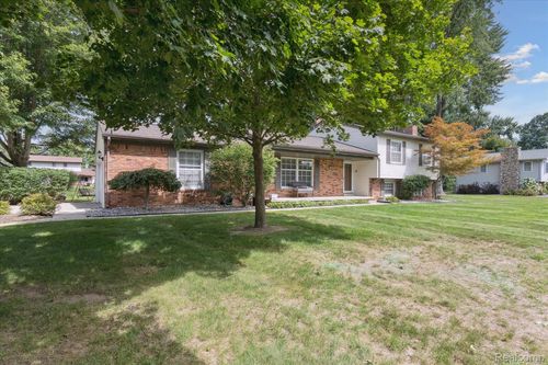 6233 Golfview Dr, Burton, MI, 48509-1312 | Card Image