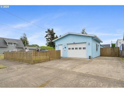 2105 9th St, Tillamook, OR, 97141-3907 | Card Image