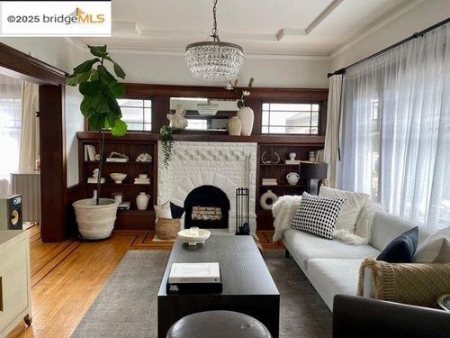 5540 Broadway Ter, Oakland, CA, 94618 | Card Image