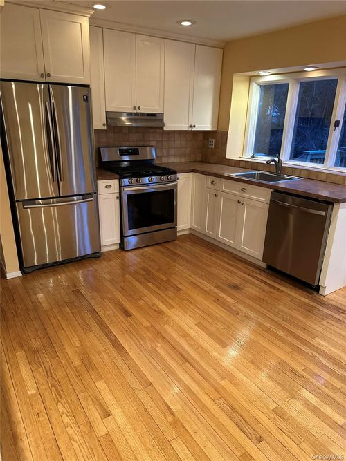 72 Seminole St, Selden, NY, 11784-2633 | Card Image