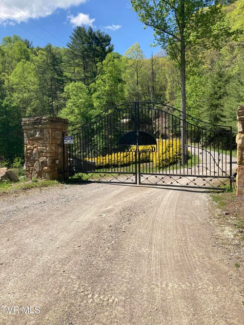 1008 Locust Ln, Butler, TN, 37640-5921 | Card Image